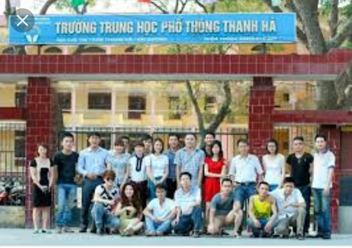 Học sinh chụp ảnh kỉ niệm với trường THPT Thanh Hà