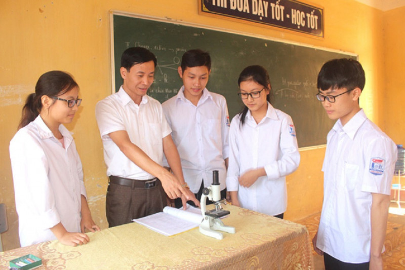 Thầy giáo Nguyễn Văn Đức - Hiệu trưởng nhà trường hướng dẫn học sinh thực hành.