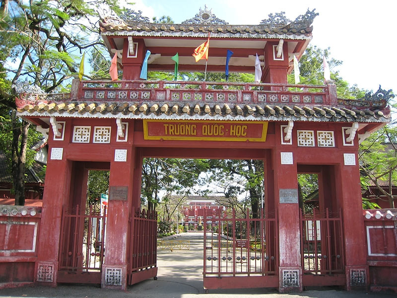 Cổng trường Quốc học Huế truyền thống lâu đời.