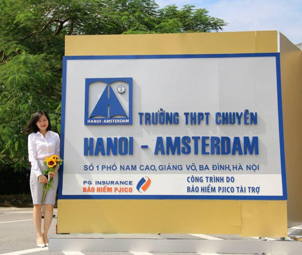 Cổng trường THPT chuyên Hà Nội- Amsterdam.