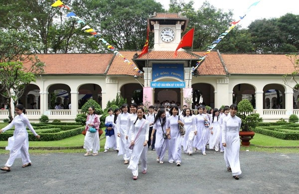 Học sinh trên sân trường Thpt Lê Hồng Phong.