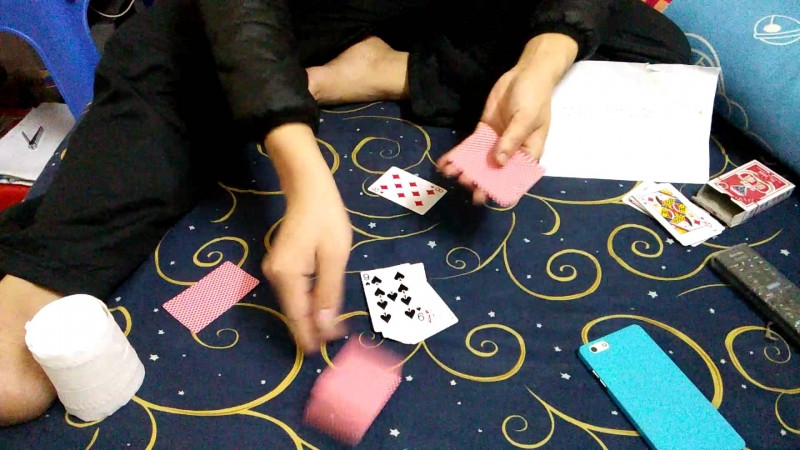 Khi thất tình Nhân Mã nên chơi đánh bài