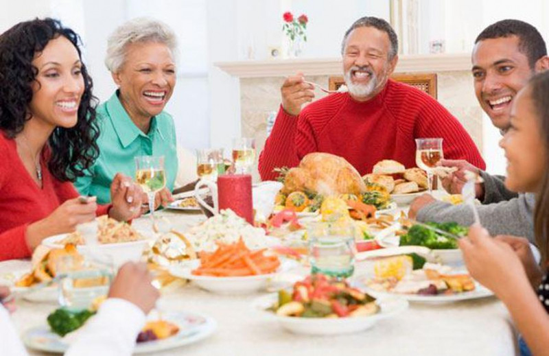 Bữa tiệc cuối năm sẽ nâng cao tình cảm yêu thương giữ các thành viên trong gia đình