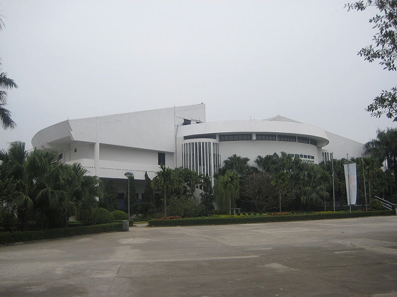 Khuôn viên Bảo tàng Dân tộc học Việt Nam