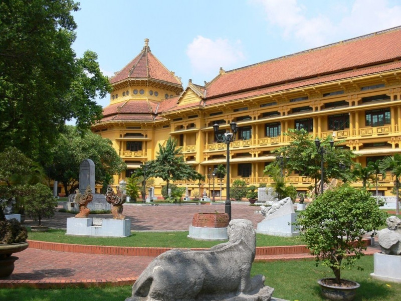 Khuôn viên bên ngoài Bảo tàng Lịch sử Việt Nam (Hà Nội)