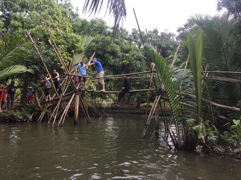 Cảm giác mạo hiểm khi lần đầu tiên bước đi trên cầu tre lắc lẻo