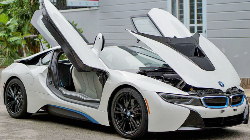 BMW i8 sở hữu ngoại thất có tính hiện đại cao, thể hiện dòng chảy tốc độ và sự sang trọng.