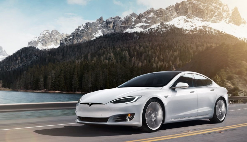 Tesla Model S là mẫu sedan sang trọng có nhiều ưu điểm như thiết kế đẹp, nhanh nhẹn và thoải mái và được xếp hạng an toàn ở mức cao nhất