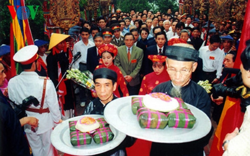 Trên bàn thờ của người Việt ngày Tết luôn đầy ắp bánh mứt, trái cây , xôi thịt để bày tỏ lòng tưởng nhớ tới người đã mất
