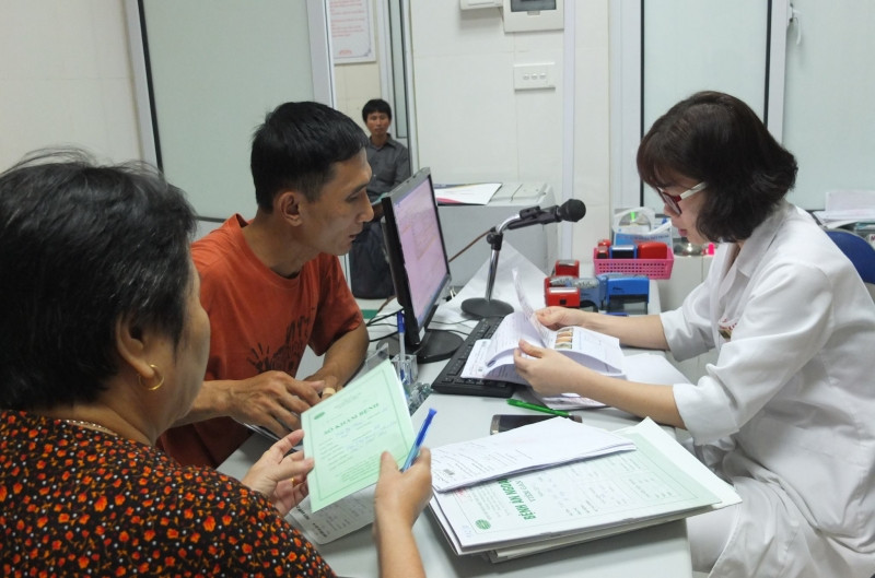 Bác sĩ Ninh Thị Ứng thăm khám cho bệnh nhân