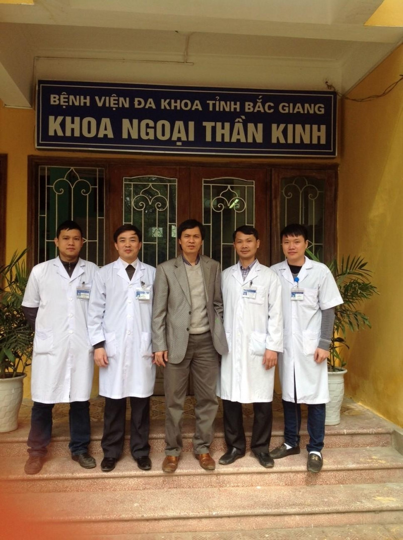 Phó giáo sư, Tiến sĩ Đồng Văn Hệ thăm các bác sĩ tại Khoa Ngoại thần kinh tại Bắc Giang