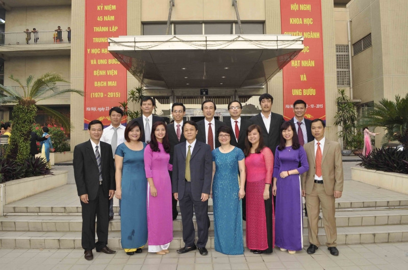 Phó giáo sư, Tiến sĩ Nguyễn Thế Hào chụp ảnh cùng các bác sĩ của Khoa Phẫu thuật Thần kinh-Bệnh viện Bạch Mai