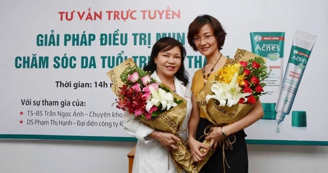 TS.BS. Trần Ngọc Ánh (bên trái)