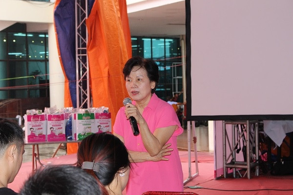PGS TS Nguyễn Thị Ngọc Dinh chia sẻ nhiều kinh nghiệm phòng bệnh trong một buổi hội thảo