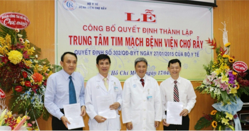 Bác sĩ Nguyễn Thượng Nghĩa (ngoài cùng bên trái) bên đồng nghiệp