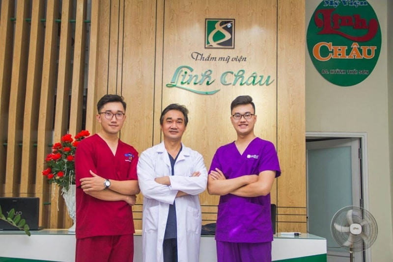 Thạc sĩ Bác sĩ Huỳnh Thái Sơn (người đứng giữa)