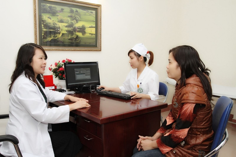 Bác sĩ Nguyễn Thị Thu Hoài thăm khám cho bệnh nhân