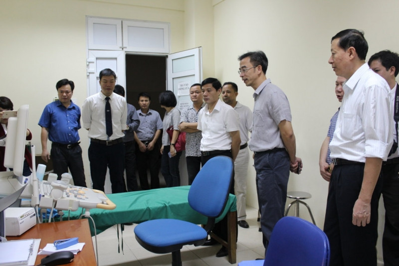 Bác sĩ thăm quan và chỉ đạo bệnh viện tim Hà Nội