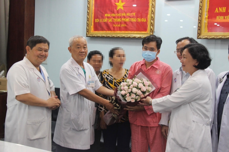 Các bác sĩ của Bệnh viện Chợ Rẫy tặng hoa mừng bệnh nhân ra viện