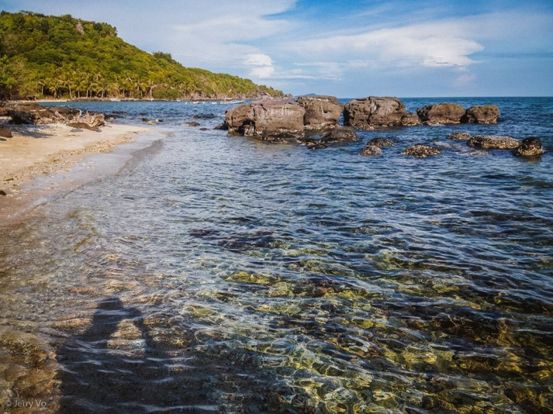 Bãi biển hoang sơ với những ghền đá và nước biển trong vắt