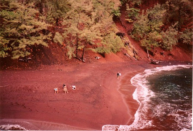 Tọa lạc tại thiên đường nghỉ dưỡng Hawaii, bãi biển Kaihalulu được du khách đặc biệt chú ý đến bởi bờ cát mang sắc đỏ như máu.