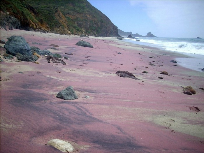 Với những nét hấp dẫn mà thiên nhiên ban tặng, Pfeiffer- bãi biển cát tím độc nhất vô nhị trên thế giới, là sự lựa chọn tuyệt vời dành cho du khách muốn“ hạ nhiệt” trong tiết trời mùa hè nóng bức.