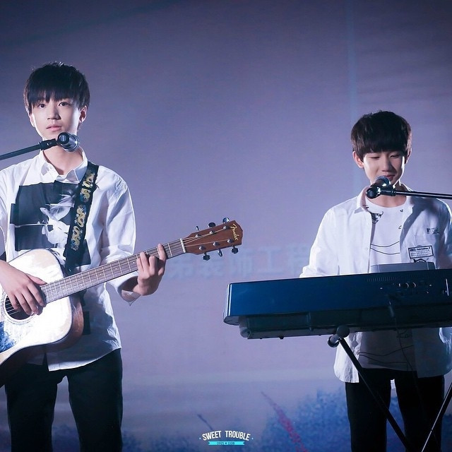 Hai ca sĩ trẻ tuổi Vương Tuấn Khải và Vương Nguyên đã cover ca khúc Xin chào, Ngày Mai khá xuất sắc.