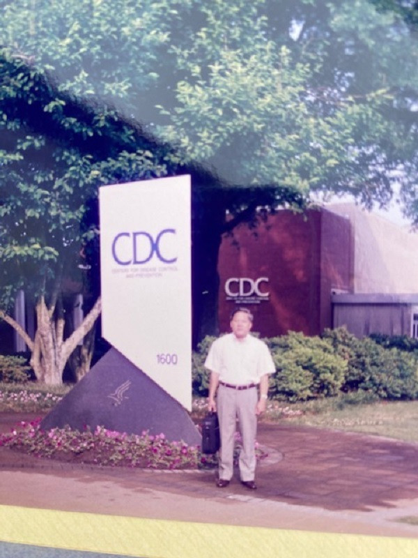 Giáo sư – Tiến sĩ khoa học Phùng Đắc Cam tại CDC Atlanta.