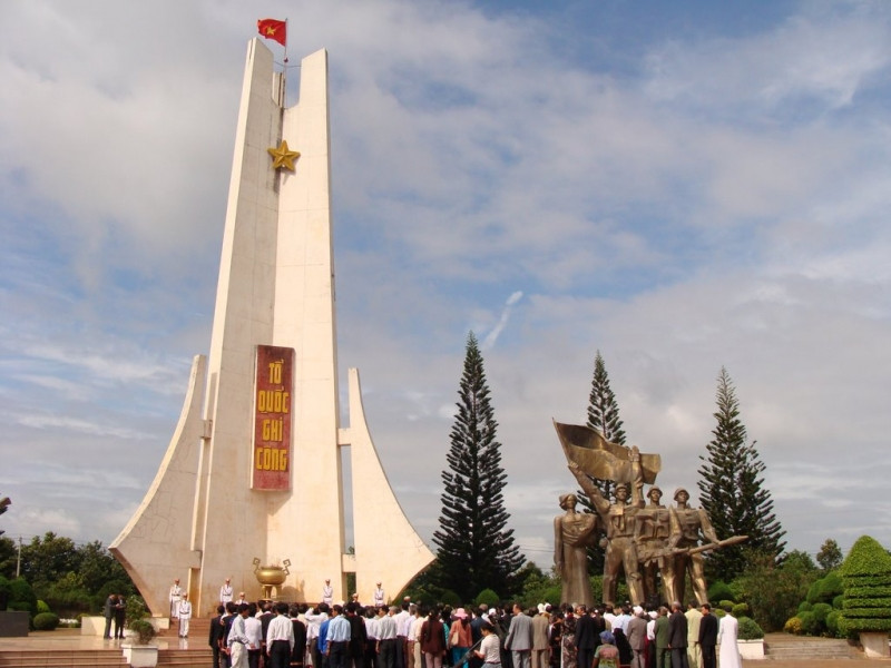 Bài thơ: Thơ viết ở nghĩa trang liệt sĩ - Doãn Kim Oanh