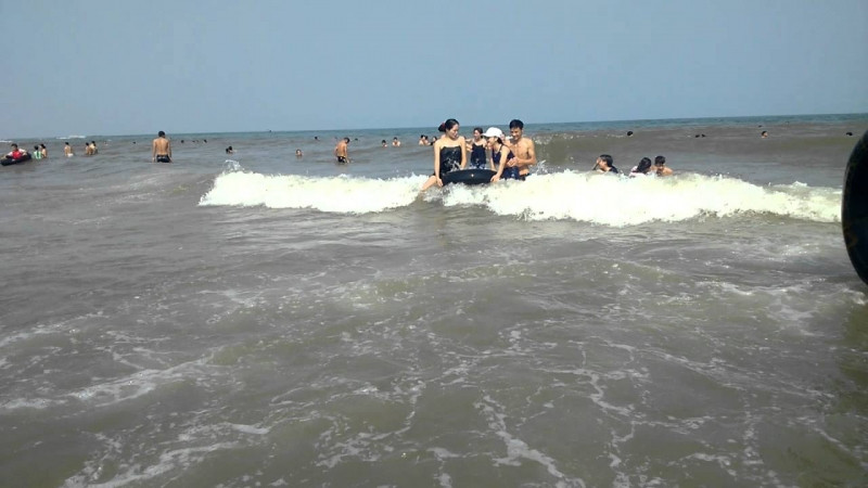Tắm biển Sầm Sơn điều thú vị nhất là được những con sóng mạnh mẽ, trong lành đẩy lên rồi hạ xuống như đùa giỡn với ta.