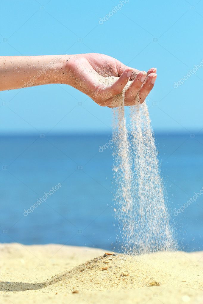 Những hạt cát mát rượi len lỏi vào từng kẽ tay rồi rơi xuống đất nhìn thật thích mắt.