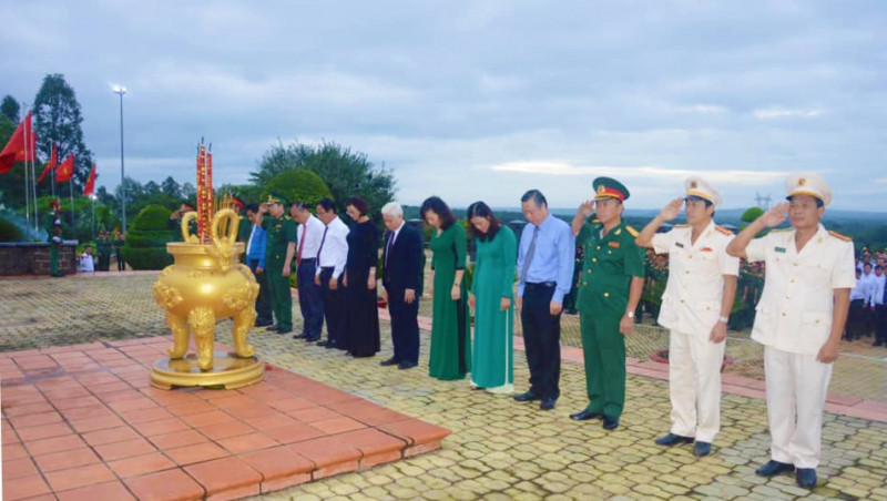 Bài viếng nghĩa trang liệt sỹ nhân ngày 27-7 (số 4)