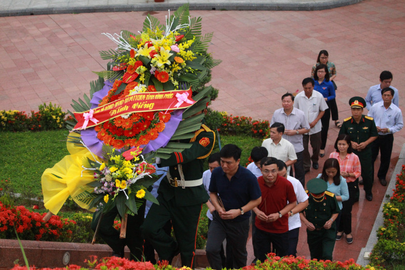 Bài viếng nghĩa trang liệt sỹ nhân ngày 27-7 (số 5)