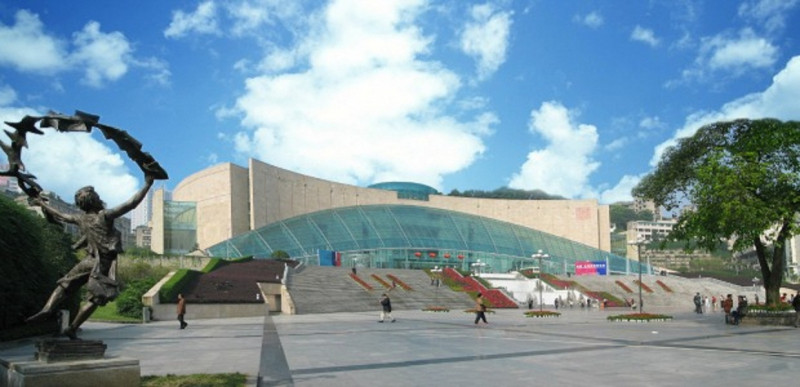 ﻿Mặt ngoài của bảo tàng Tam Hiệp có những bức tường dốc và trên một mái vòm rất lớn