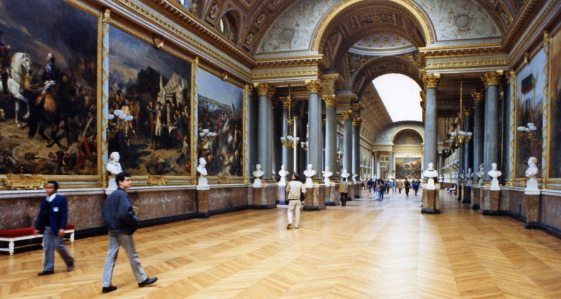 Bên trong bảo tàng Louvre