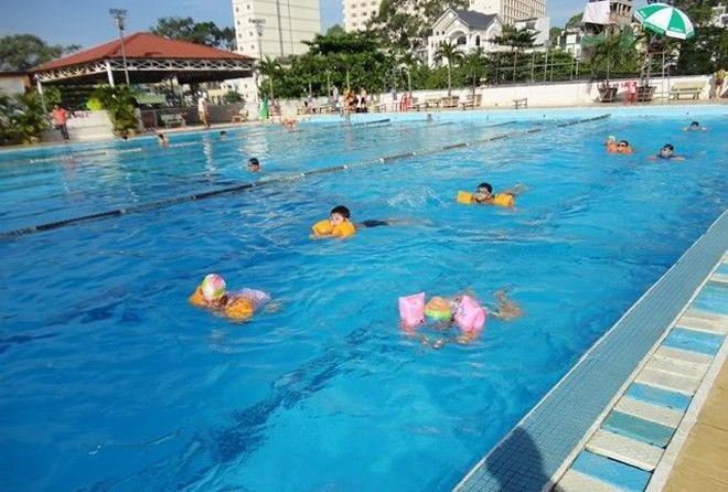 Bể bơi Lam Sơn là một bể bơi có diện tích lớn, sạch, hiện đại và khá yên tĩnh