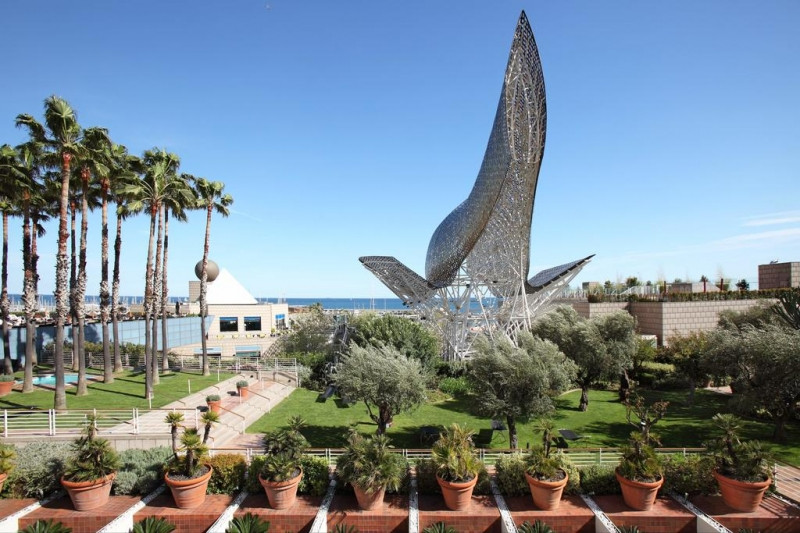 Đó là dịp để có thể chiêm ngưỡng tác phẩm điêu khắc độc đáo Peix d’Or (cá vàng) của kiến trúc sư nổi tiếng Frank Gehry