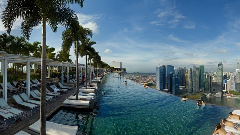 Đứng trên bể bơi, du khách sẽ được chiêm ngưỡng toàn cảnh của khu vực tài chính Vịnh Marina