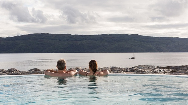 Bể bơi nước nóng nhân tạo giáp liền với một hồ nước tự nhiên Loch Fyne