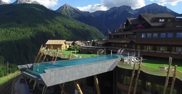 Từ bể bơi này, du khách có thể chiêm ngưỡng toàn cảnh dãy núi Dolomites
