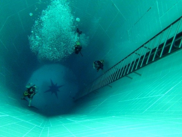 Người không biết bơi cũng có thể nhìn thấy cầu thang dưới nước qua những ô cửa