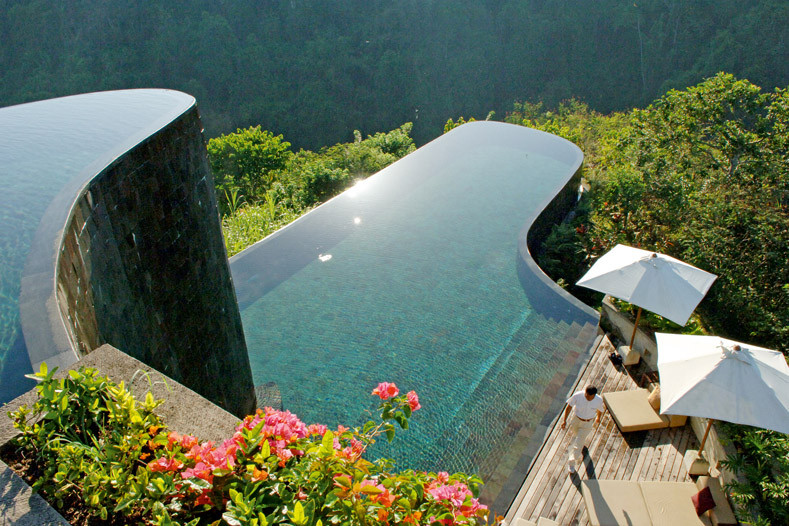 Những chiếc bàn dài tô điểm cho hồ bơi, dành cho khách du lịch tận hưởng khoảng thời gian thư giãn
