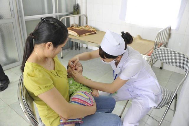 Cho trẻ uống vắc xin phòng bại liệt