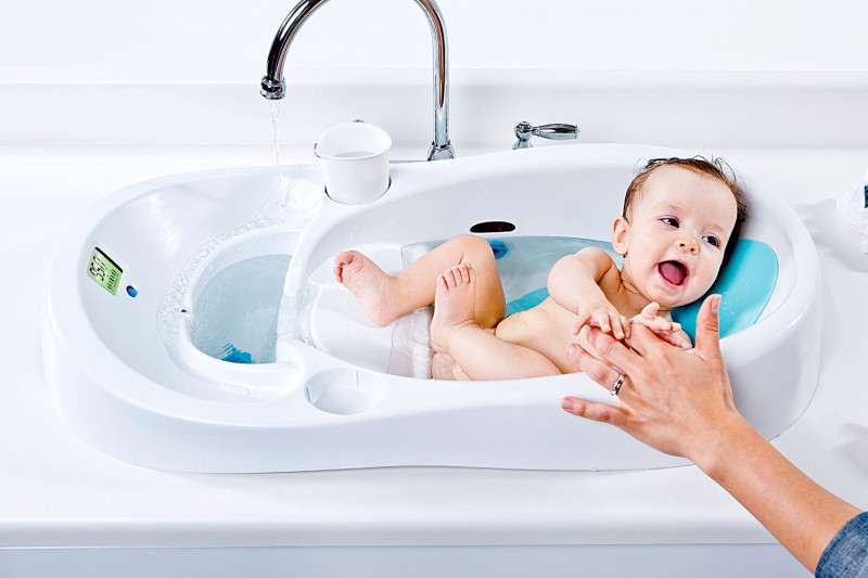 Thường xuyên tắm cho trẻ và vệ sinh thân thể cho trẻ là một cách phòng bệnh tay chân miệng.