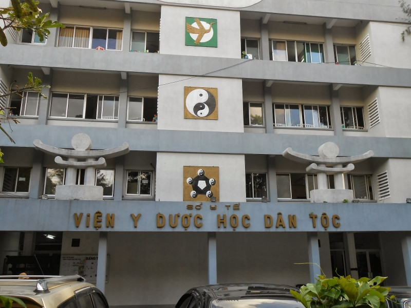 Viện Y Dược học Dân tộc thành phố Hồ Chí Minh là đơn vị phụ trách đầu ngành khám, chữa bệnh bằng y, dược học cổ truyền.