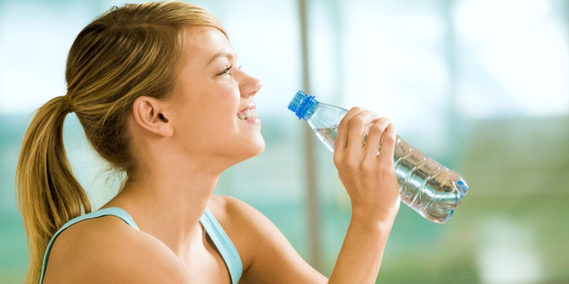 Uống nước mỗi ngày sẽ giúp cơ thể được thanh lọc, da dẻ luôn mịn màng và rạng rỡ.