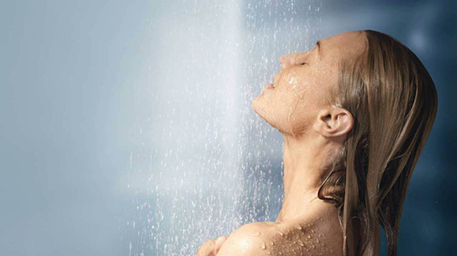 Bạn nên tắm đúng cách để duy trì độ ẩm cho da.