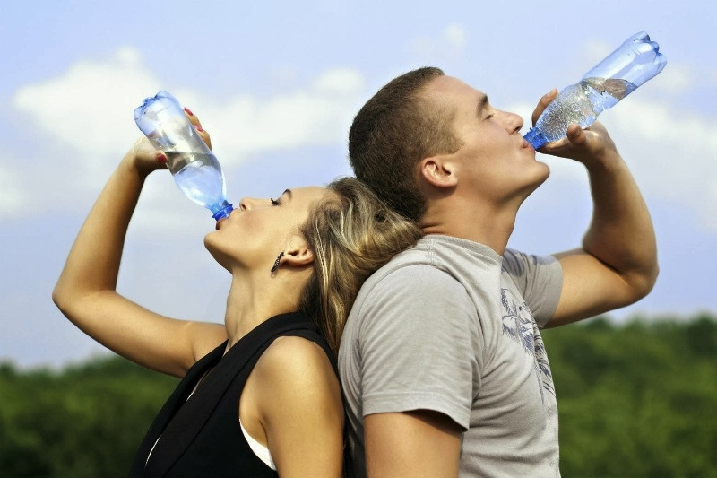 Một ngày nên uống ít nhất khoảng 8 ly nước và không nên uống nước quá nóng hoặc quá lạnh.﻿