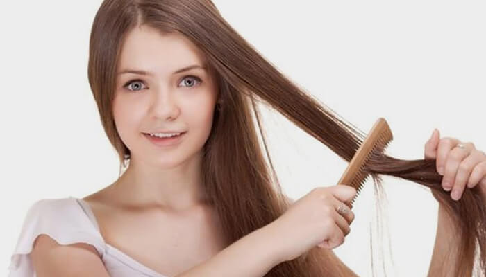 Chải tóc trước khi gội và không chải mạnh khi tóc ướt