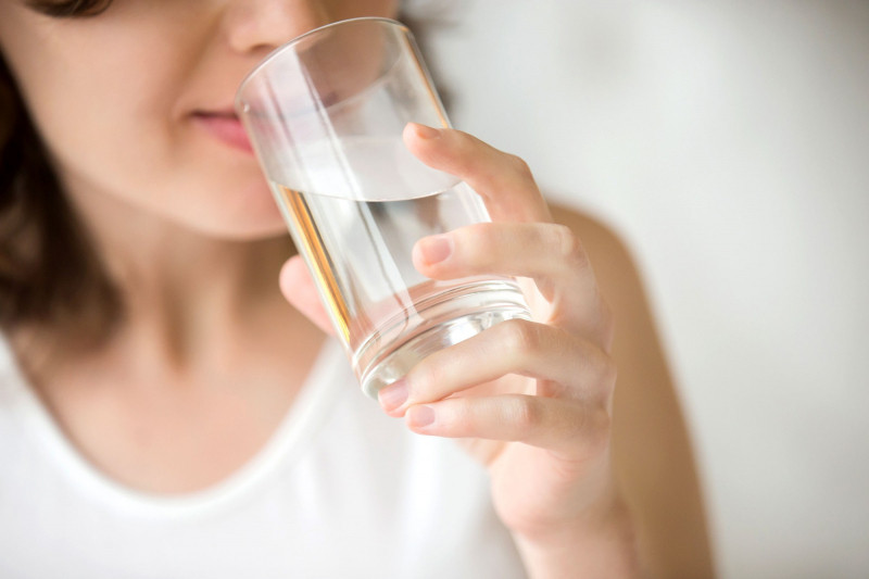 Uống nước trước mỗi bữa ăn tạo cảm giác no và ăn ít hơn